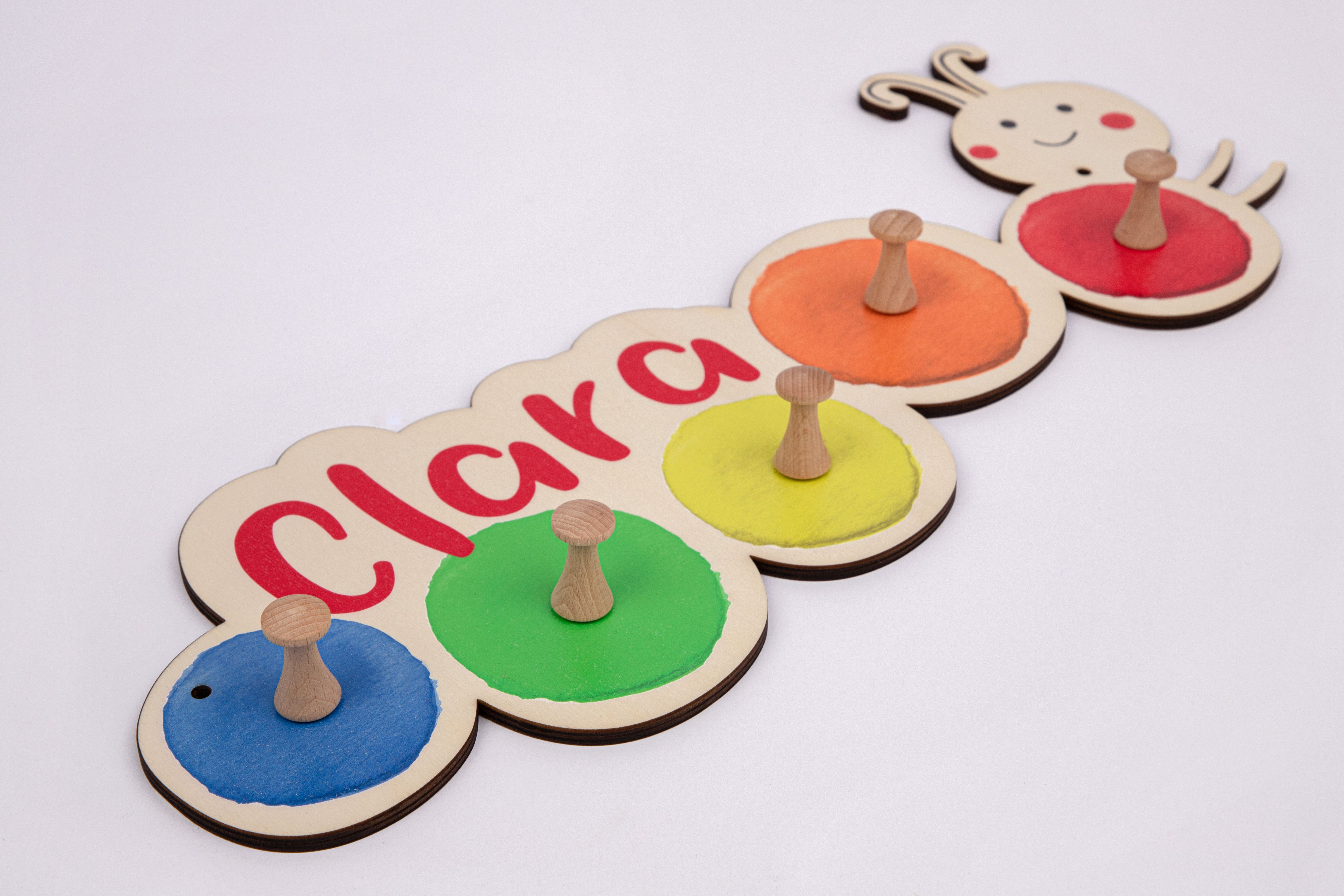 Kindergarderobe mit eigenem Namen schräg von oben dargestellt