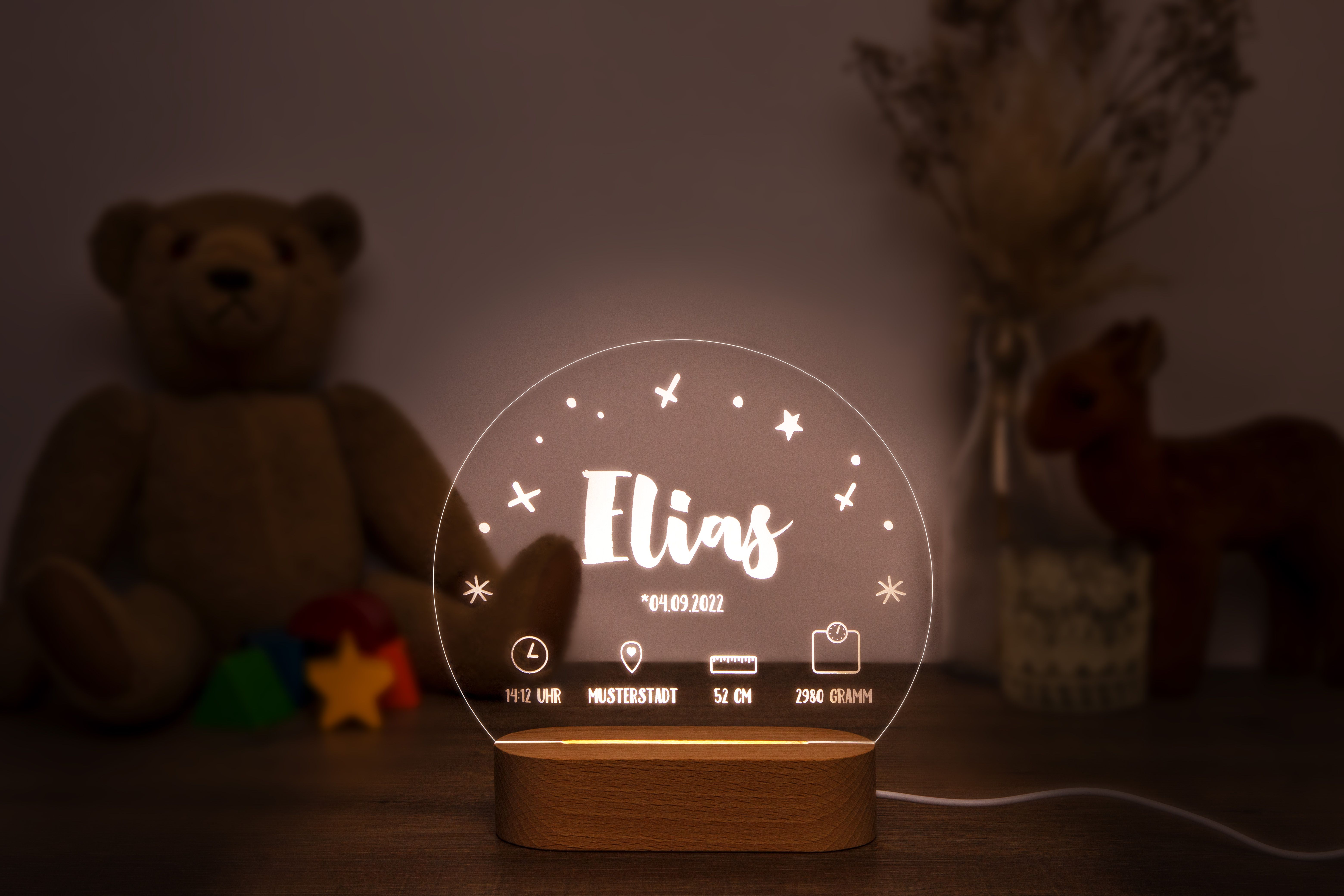 Nachtlicht leuchtet im abgedunkelten Kinderzimmer