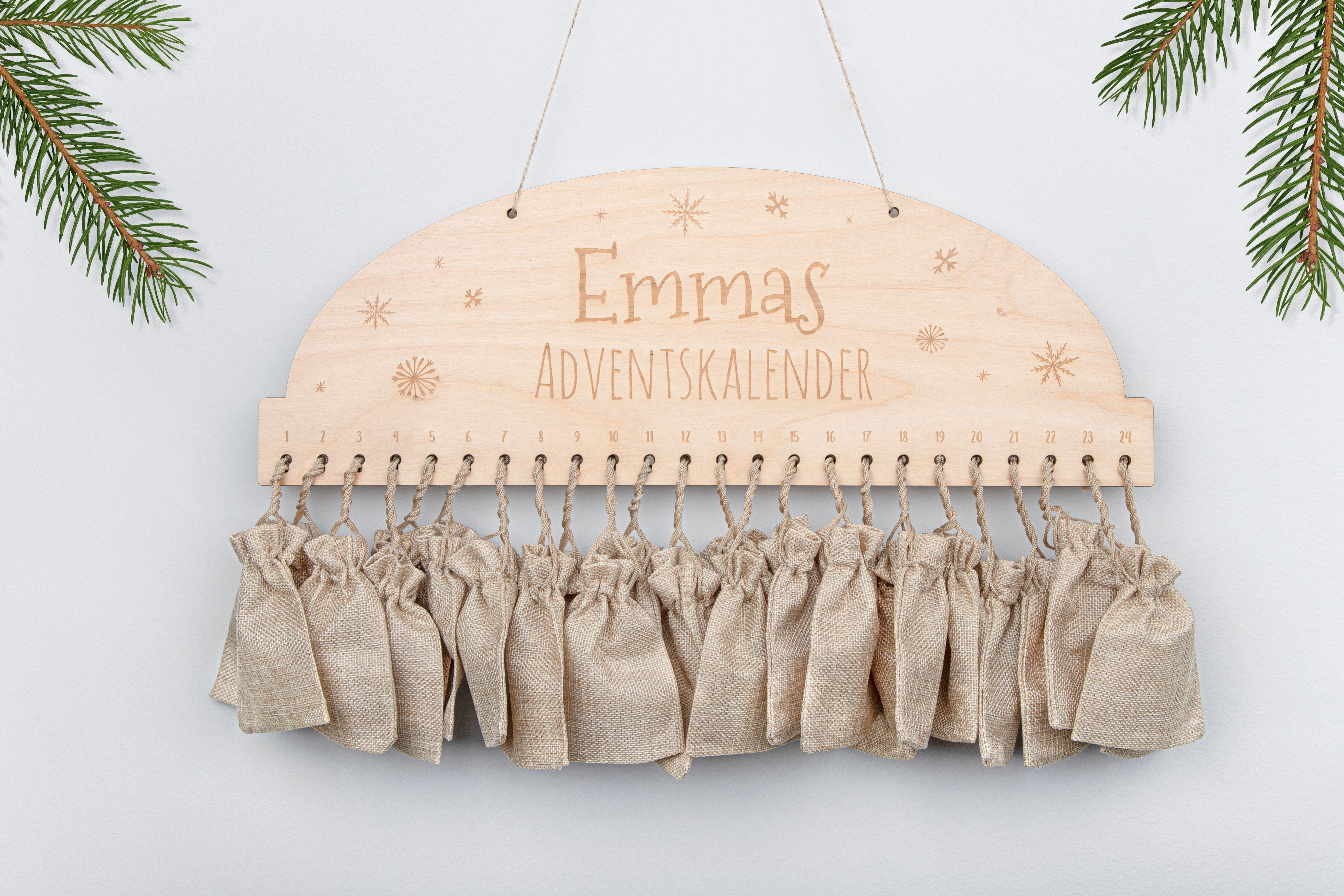 Gavierter Adventskalender Schneeflocke aus Holz mit graviertem Wunschnamen und 24 Jutesäckchen