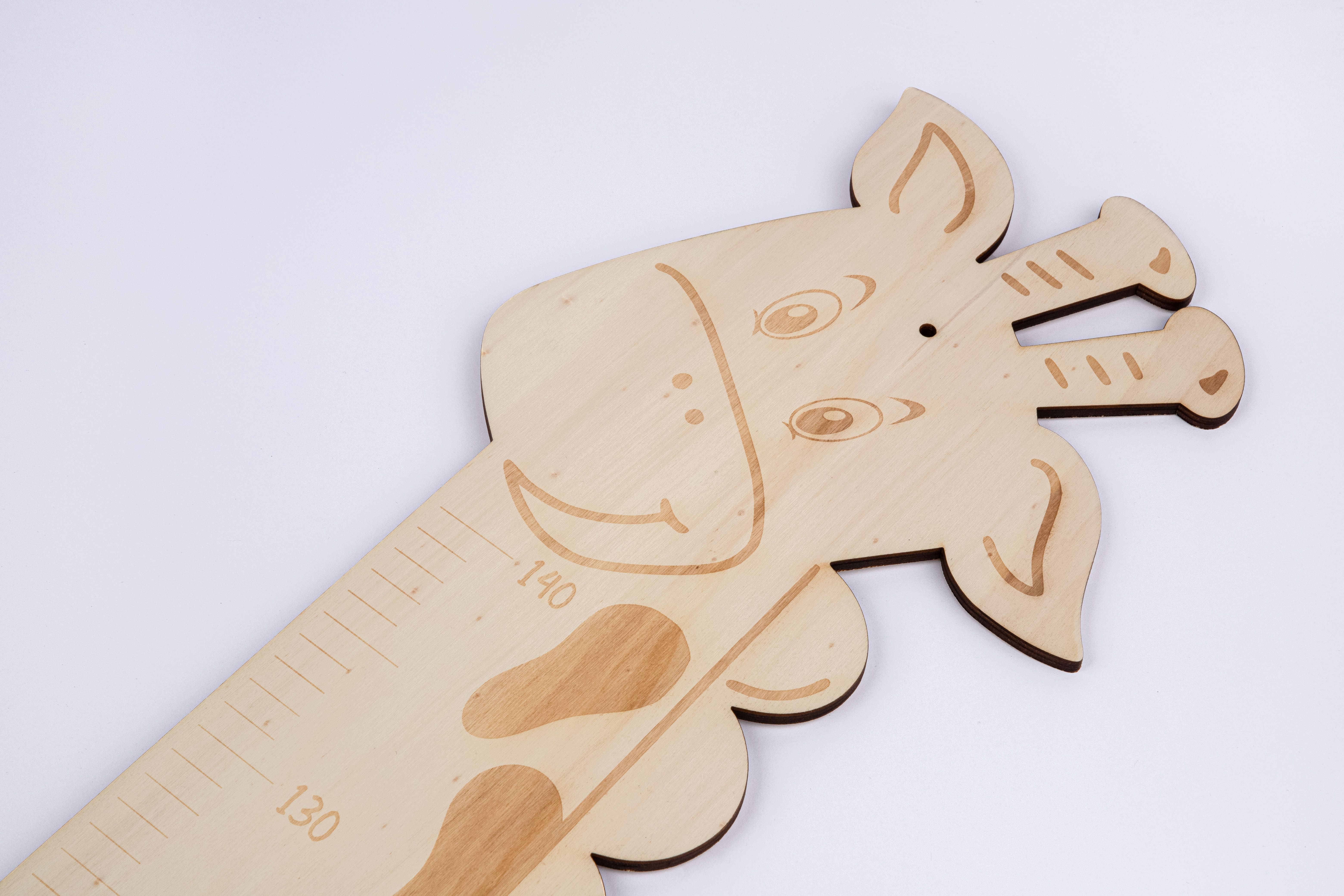 Messlatte aus Holz in Form einer Giraffe