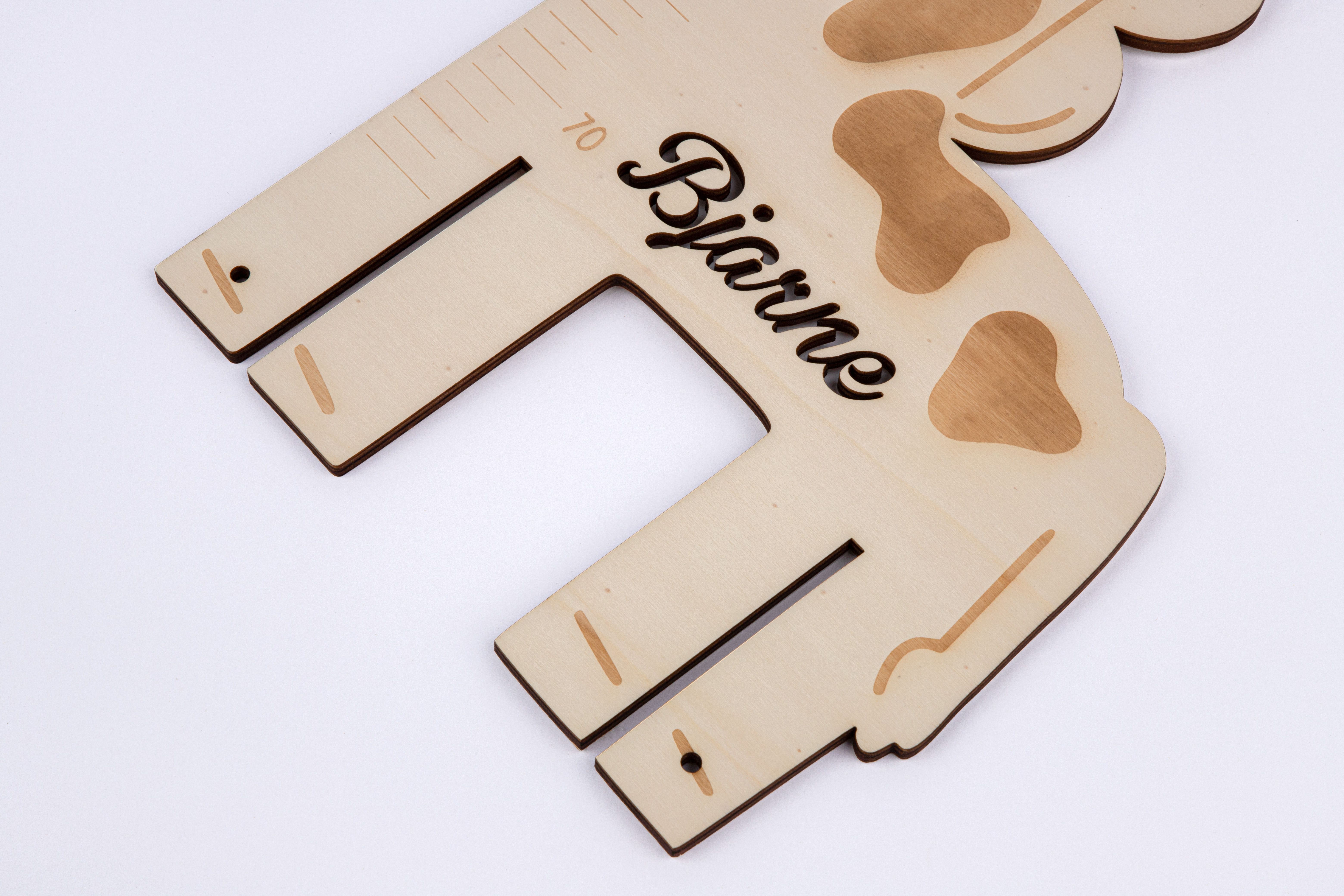 Messlatte aus Holz mit Gravur des Kindernamens