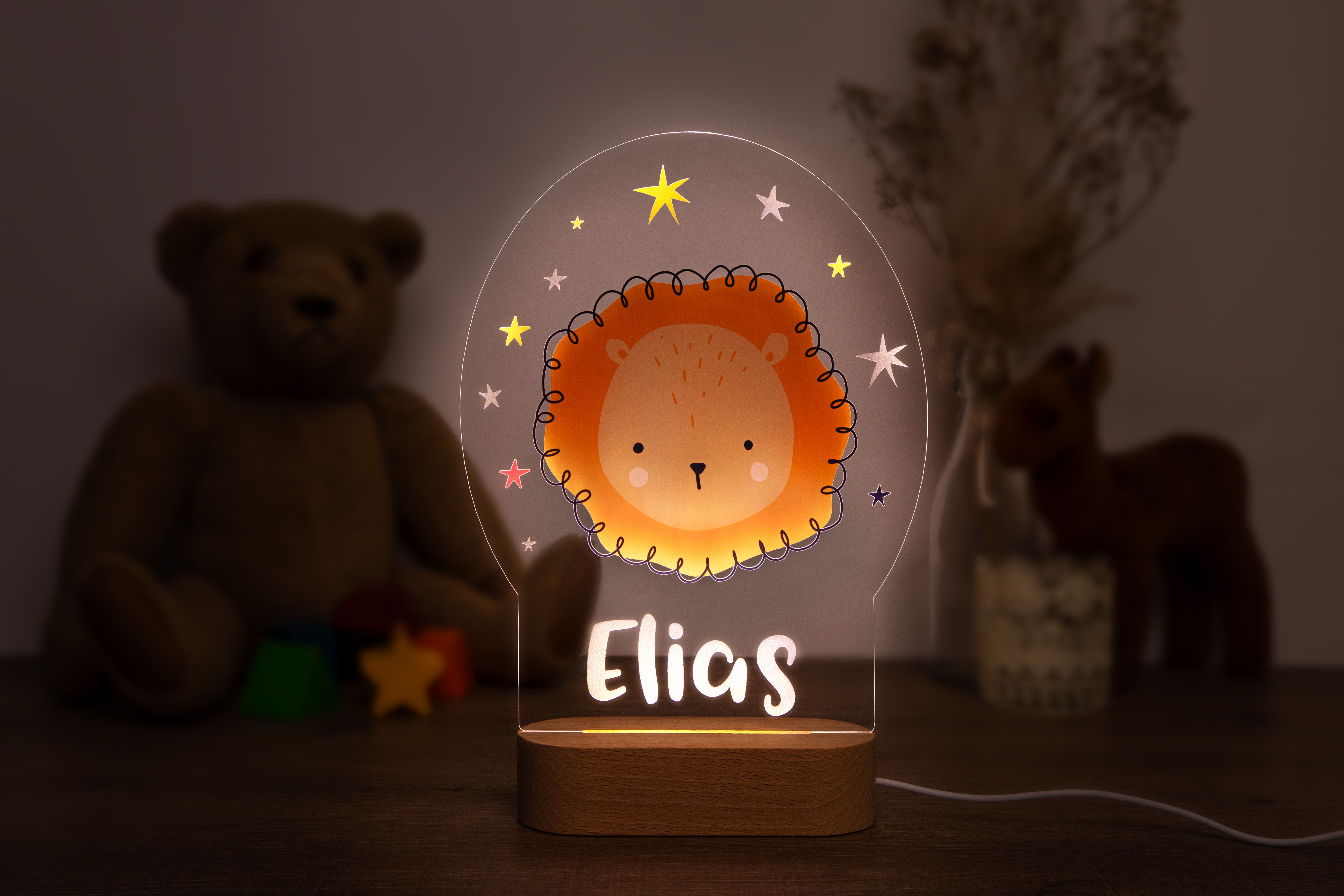 Schlummerlicht leuchtet im abgedunkelten Kinderzimmer