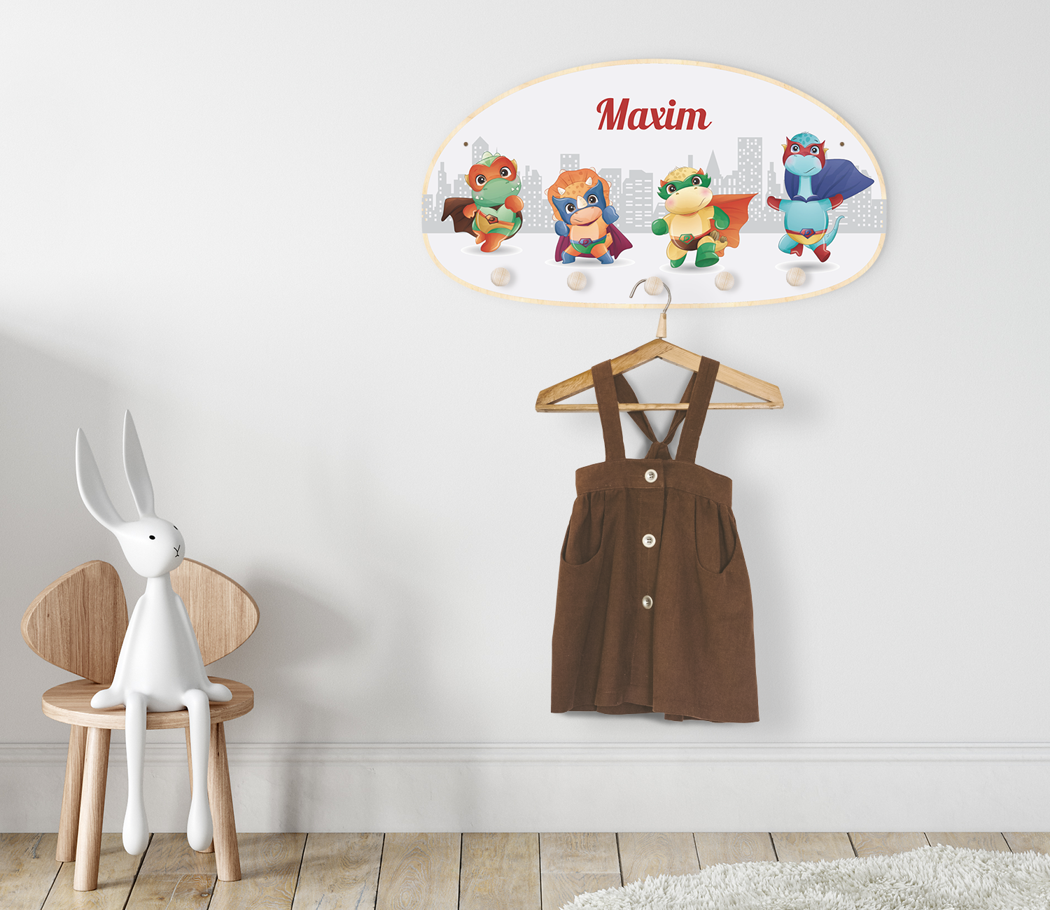 Die Kindergarderobe ist an der Wand in einem Kinderzimmer angebracht. Ein Kleiderbügel mit einem Kleidungsstück hängt daran.