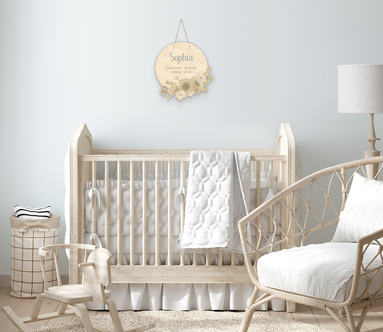 Personalisierte Geburtstafel Sonnenblume als Dekoration über dem Bett in einem Babyzimmer.