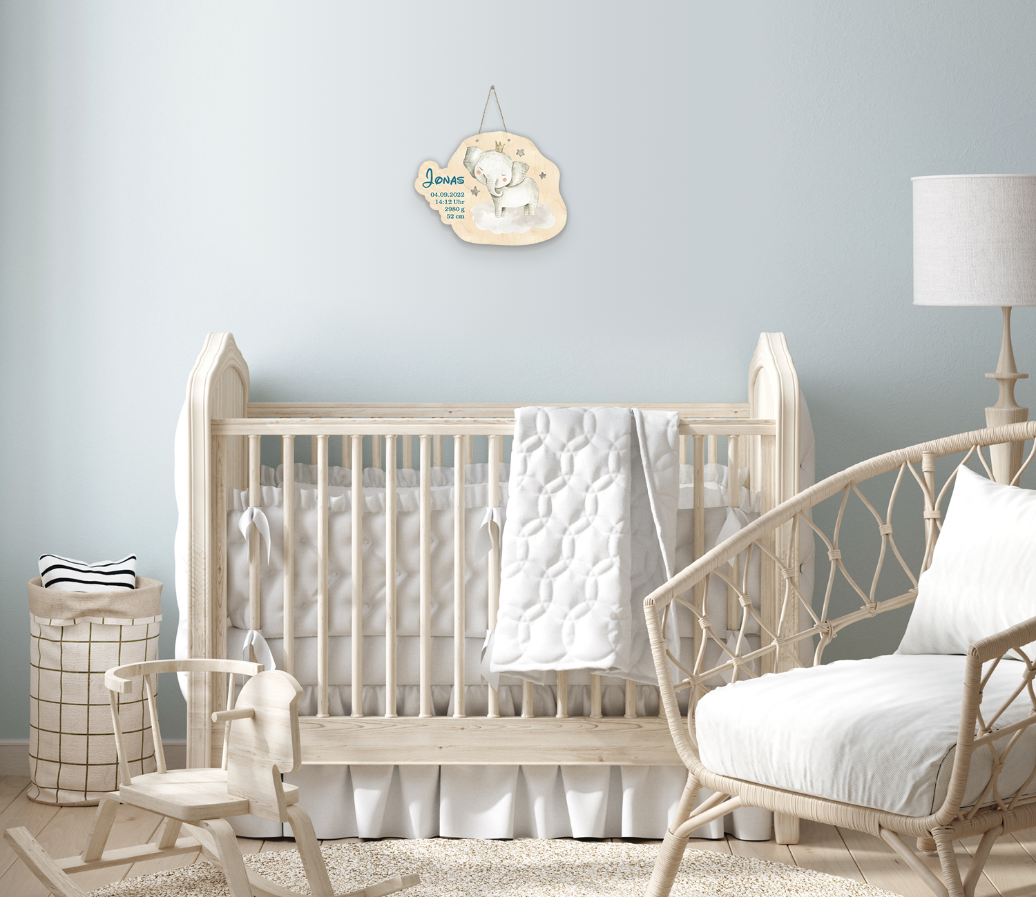 Personalisierte Geburtstafel 'Sternenelefant' als Dekoration in einem Babyzimmer