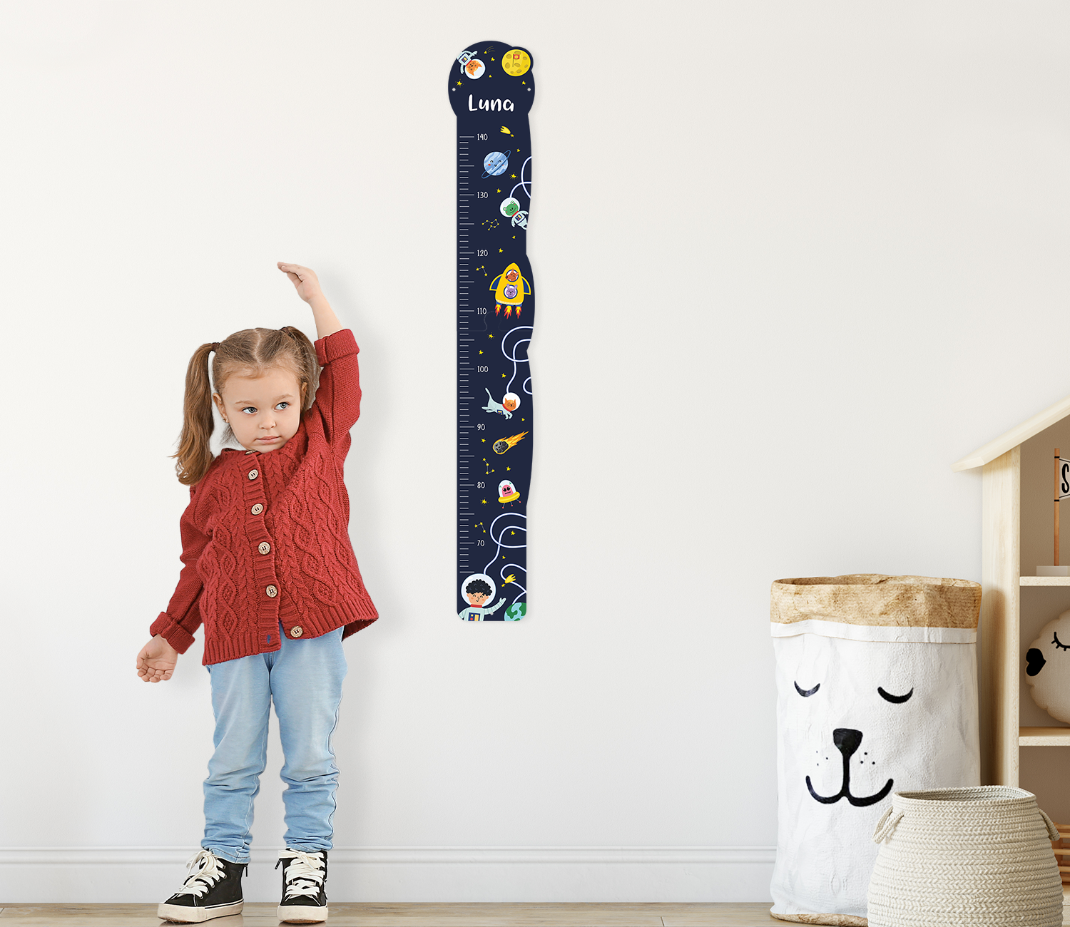 Messlatte mit Weltall-Motiv im Kinderzimmer