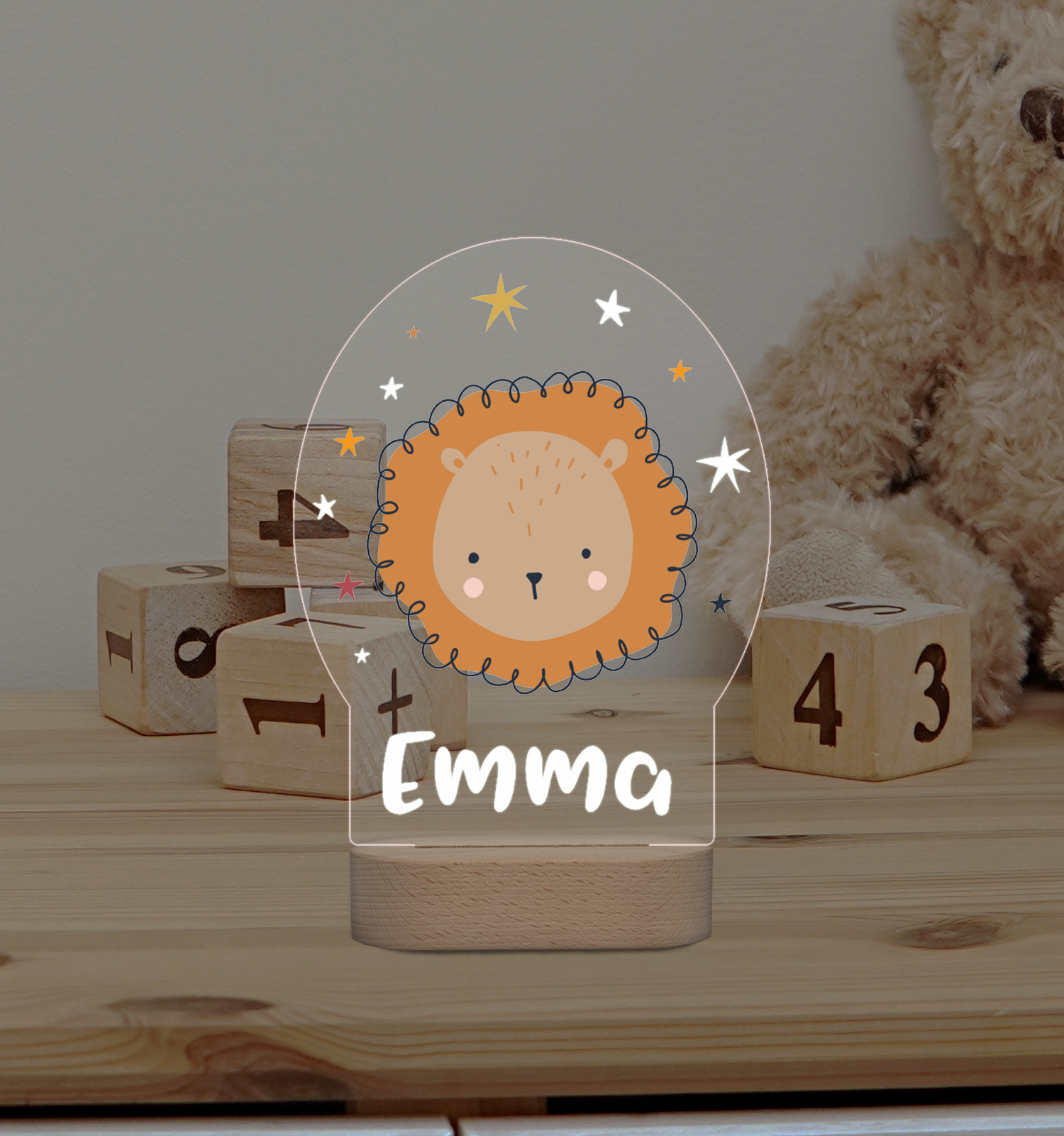 Schlummerlicht steht im Kinderzimmer vor Bauklötzen und Teddybär