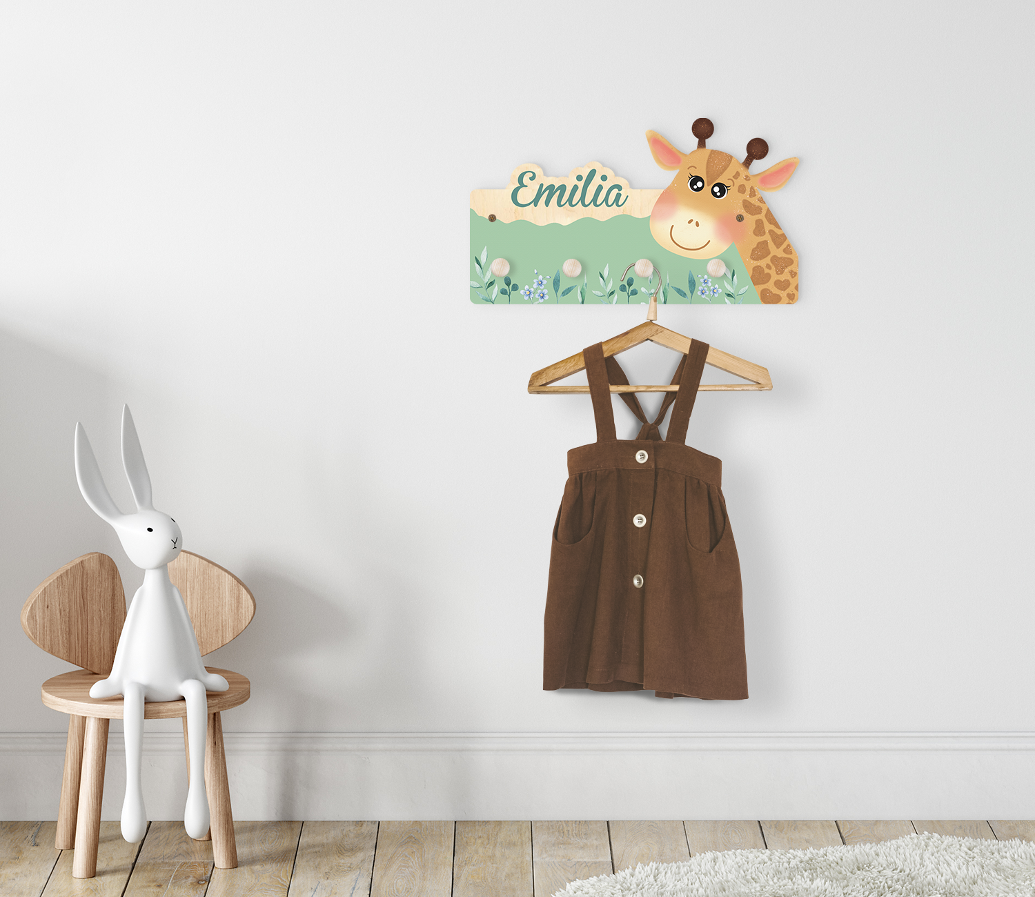 Die Kindergarderobe ist an der Wand in einem Kinderzimmer angebracht. Ein Kleiderbügel mit einem Kleidungsstück hängt daran.