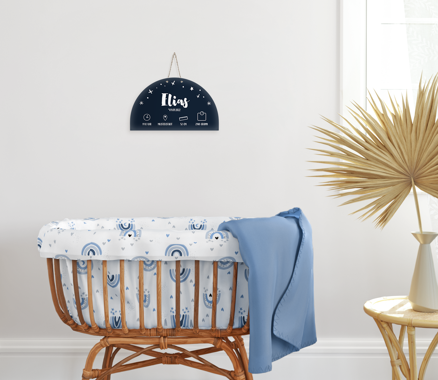 Personalisierte Geburtstafel Nachthimmel als Dekoration über der Wiege in einem Babyzimmer