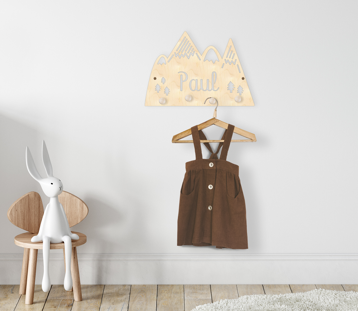 Garderobe hängt mit Name des Kindes als Lasergravur im Kinderzimmer