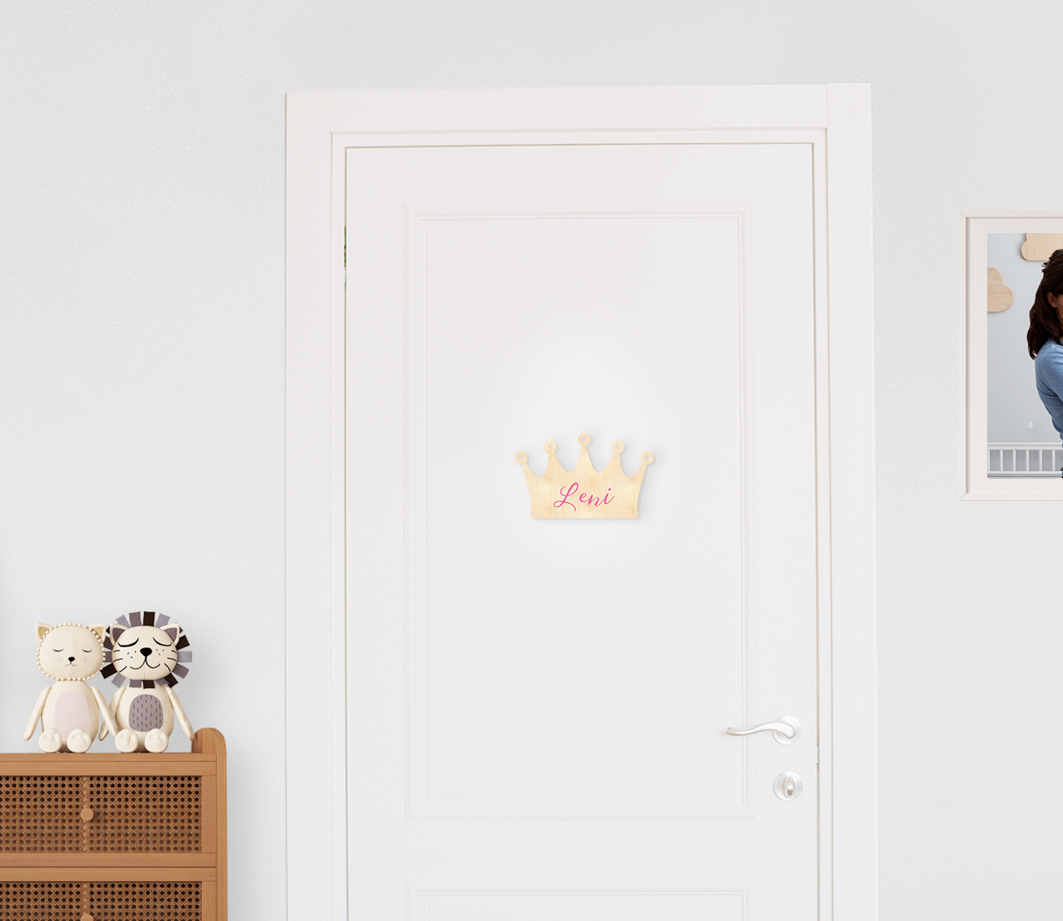 Türschild in der Form einer Krone hängt an der Kinderzimmer Tür