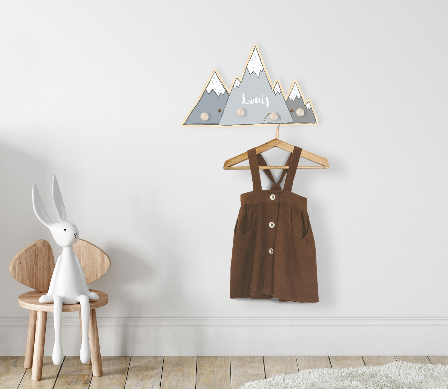 Die Kindergarderobe Gipfel an der Wand in einem Kinderzimmer montiert. An der Garderobe hängt ein Kleiderhaken mit einem Kleidungsstück.