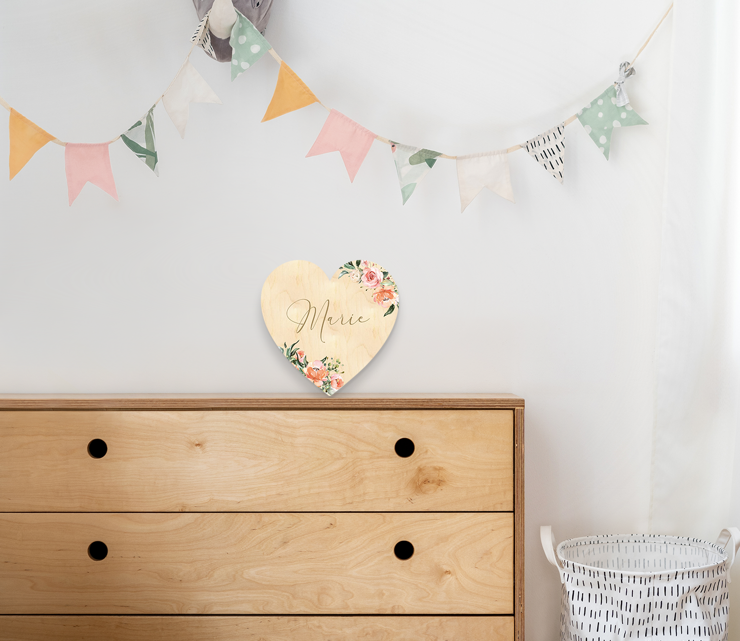 Namensschild 'Blumenherz' als Accessoire fürs Babyzimmer