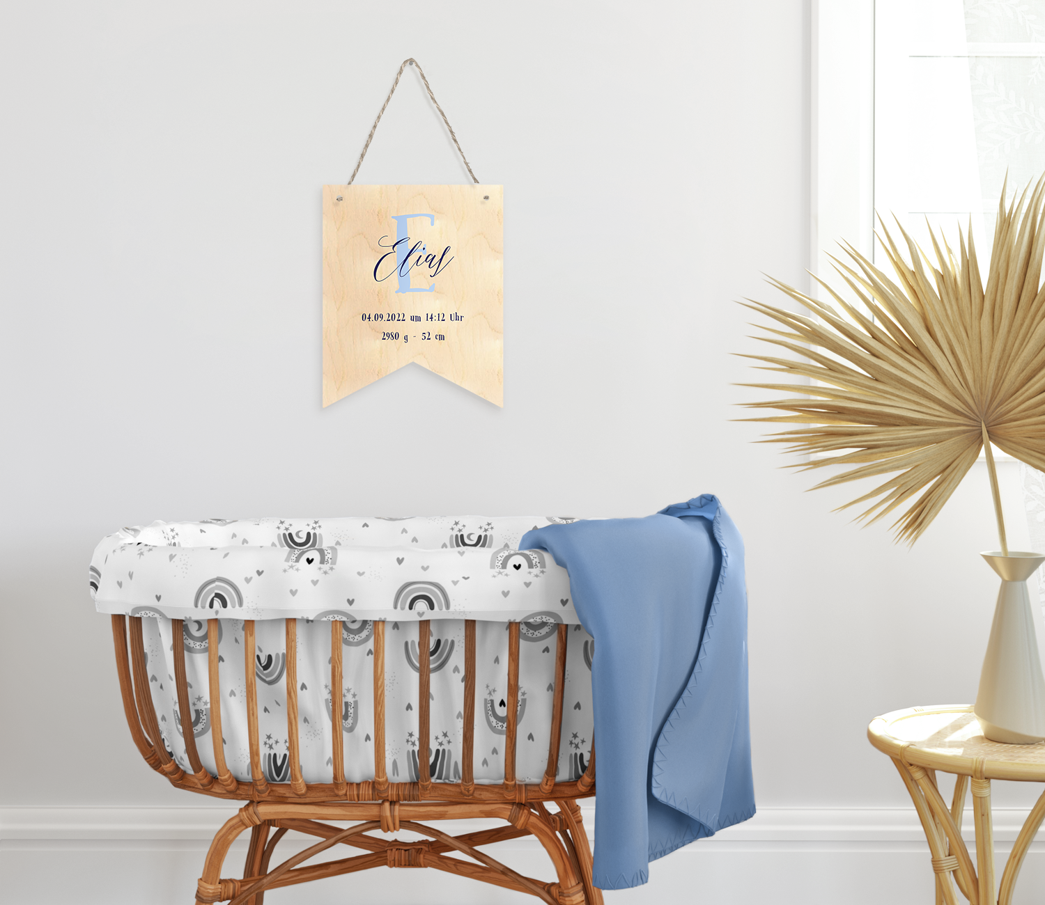 Personalisierte Geburtstafel 'Initial' als Dekoration in einem Babyzimmer