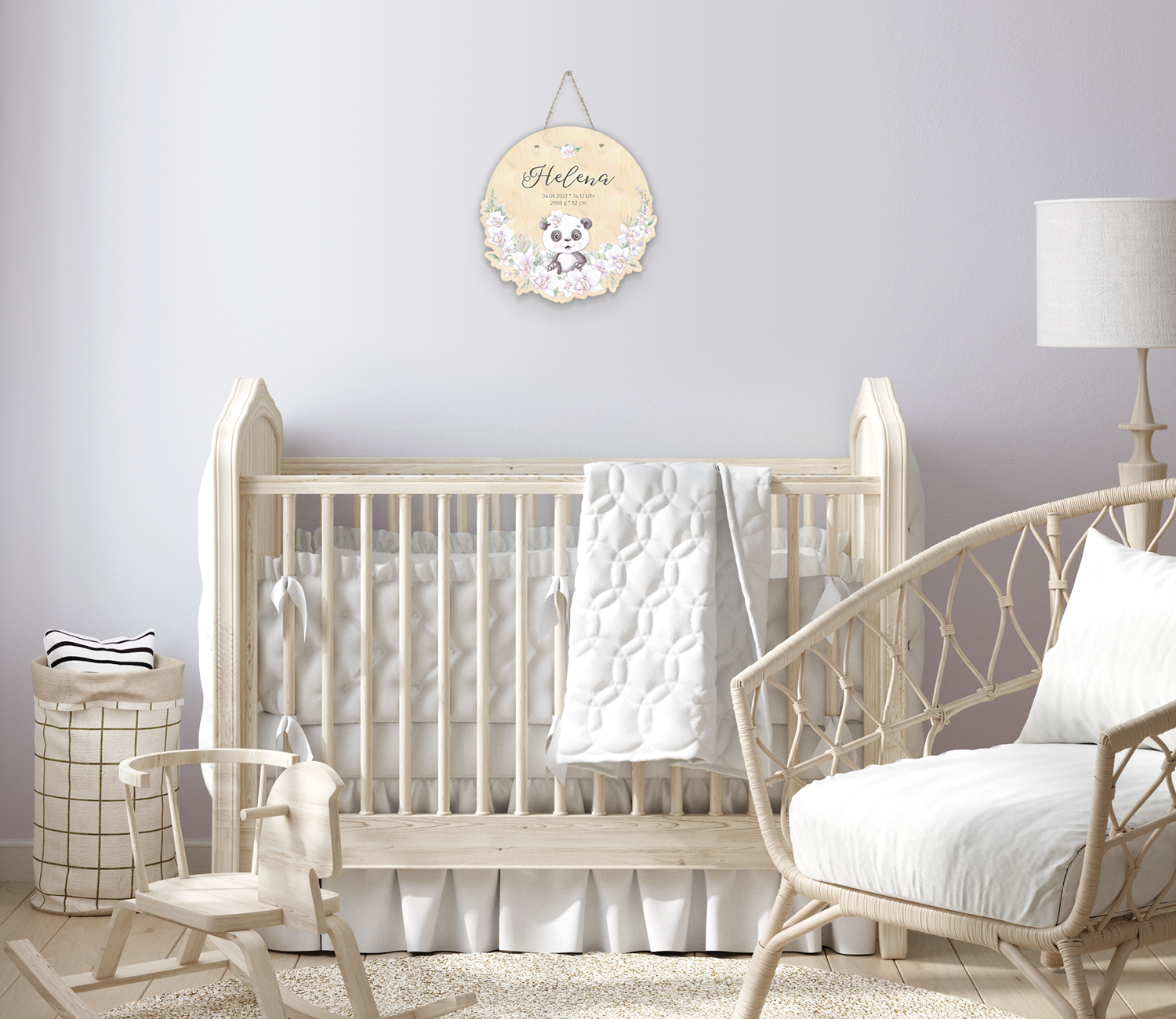 Personalisierte Geburtstafel 'Pandaliebe' als Dekoration in einem Babyzimmer